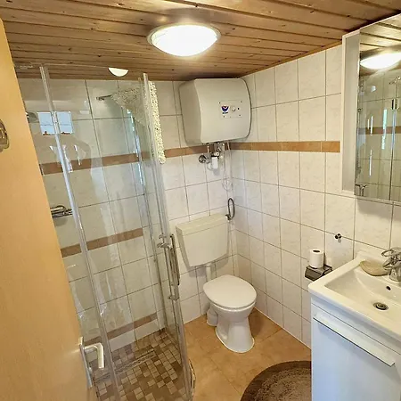 Huhnhaus - Rustikales Blockbohlenhaus *